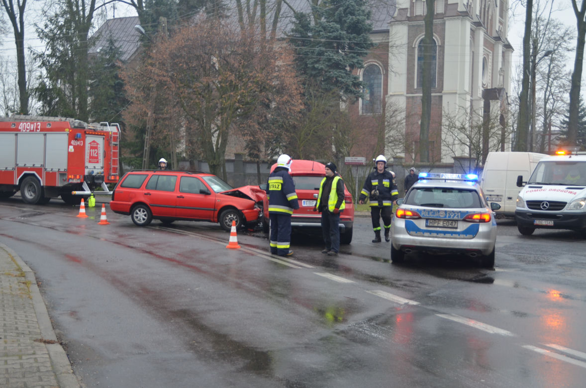 Czołowe zderzenie w Grocholicach, kobieta w ciąży w szpitalu! Wszystko przez lód