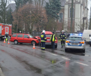 Czołowe zderzenie w Grocholicach, kobieta w ciąży w szpitalu! Wszystko przez lód