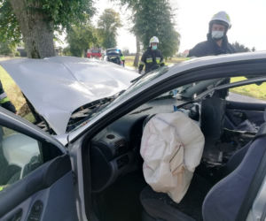 GROŹNY WYPADEK w miejscowości Lutkowo. Kobieta uderzyła w drzewo, a następnie DACHOWAŁA