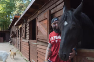 Marcin Różalski ratuje konie