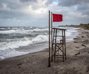 Sinice Jarosławiec. Czy w Jarosławcu można się kąpać 28.07? Flaga, warunki pogodowe
