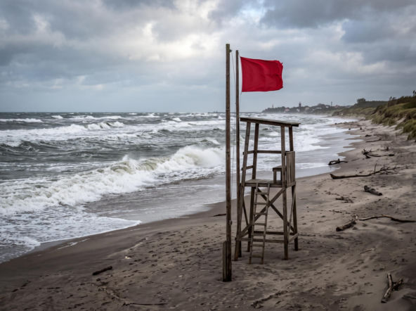 Sinice Jarosławiec. Czy w Jarosławcu można się kąpać 28.07? Flaga, warunki pogodowe
