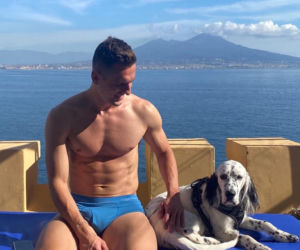 Arkadiusz Milik z psem Ganadorem