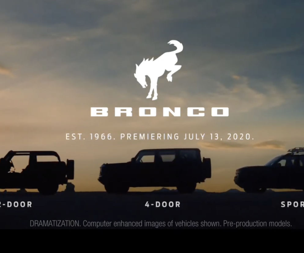 2021 Ford Bronco w trzech różnych wersjach