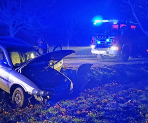 Wpadł w POŚLIZG i uderzył w drzewo! Poważny wypadek koło Gniezna