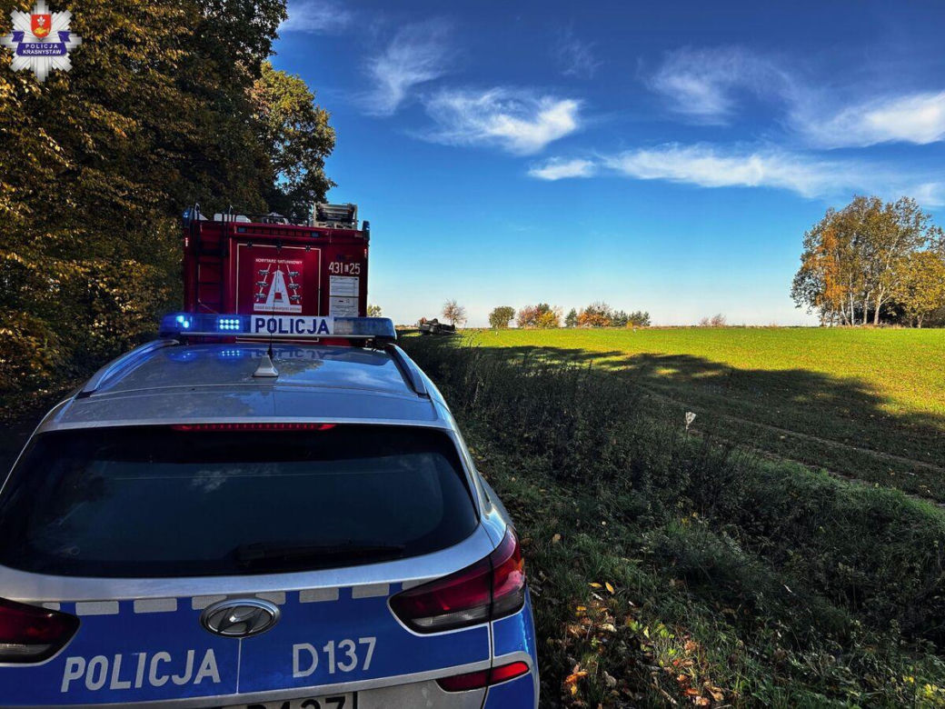 Volkswagen wypadł z drogi i dachował. W aucie było pięć młodych osób