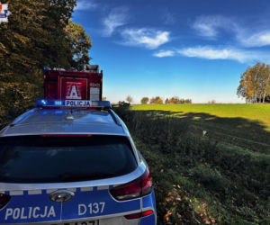 Volkswagen wypadł z drogi i dachował. W aucie było pięć młodych osób