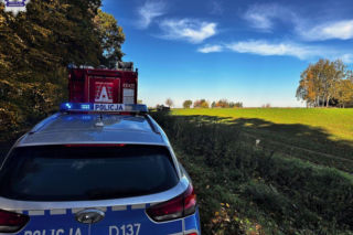 Volkswagen wypadł z drogi i dachował. W aucie było pięć młodych osób