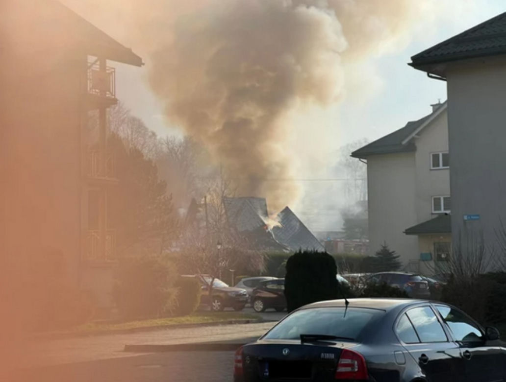 Tragedia w Ustroniu! Wybuch gazu rozsadził dom jednorodzinny. Jedna osoba wyciągnięta spod gruzów