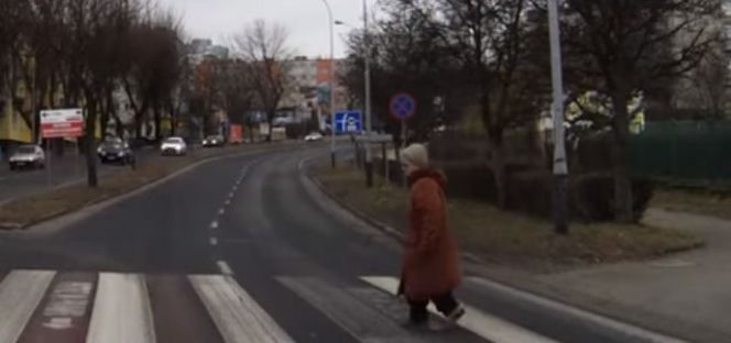 Kierowca i staruszka pokazali klasę! Tak powinniśmy zachowywać się na drodze 