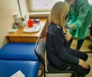 Białystok. Policjanci szczepią się przeciw COVID-19