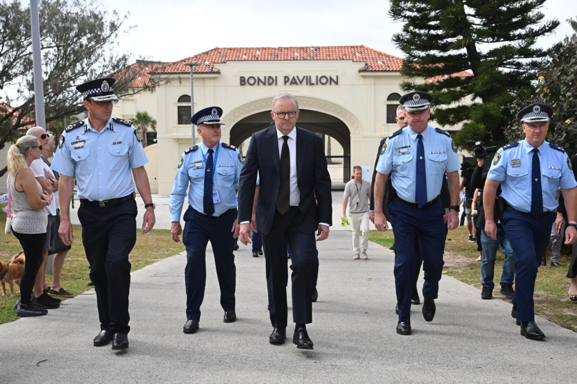 Premier Australii Anthony Albanese zaproponował w poniedziałek zaostrzenie przepisów dotyczących broni palnej po strzelaninie, która miała miejsce w niedzielę na popularnej plaży Bondi w Sydney. Zginęło w niej co najmniej 15 osób.