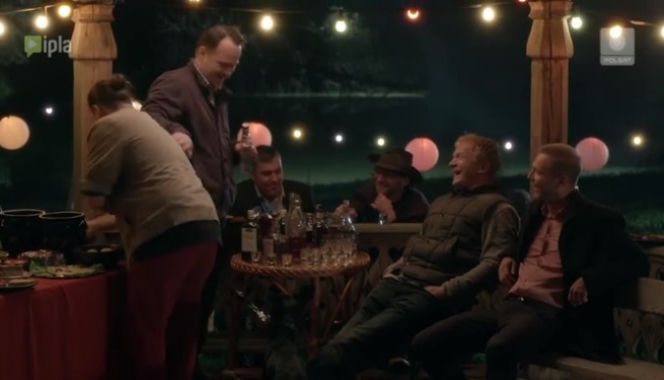 To nie koniec świata odcinek 13. Wieczór kawalerski. Darek (Eryk Lubos), Paweł (Krystian Wieczorek)