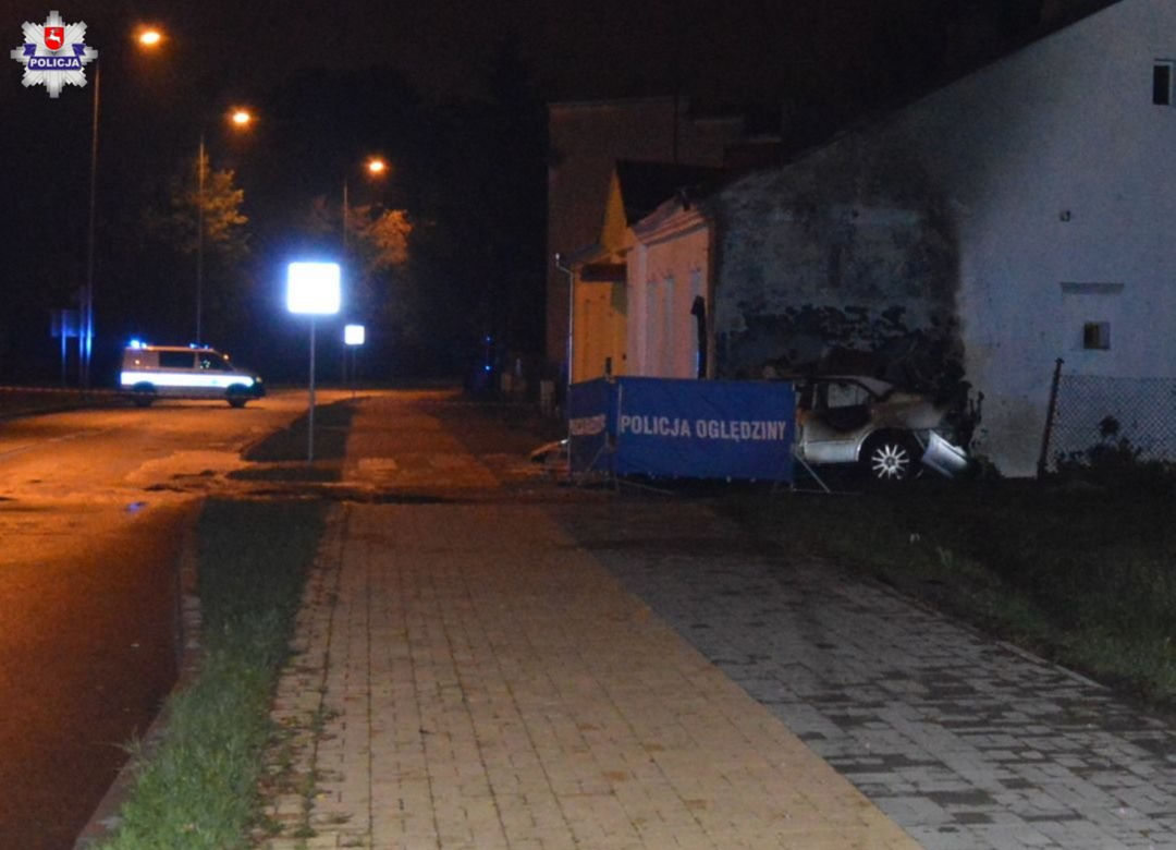 Lexus uderzył w budynek. Kierowca nie żyje