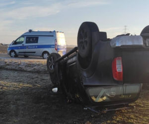 Nissan dachował na oszronionym polu. Poranny wypadek koło Leszna