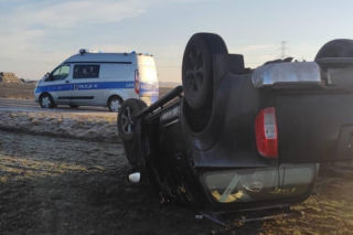 Nissan dachował na oszronionym polu. Poranny wypadek koło Leszna