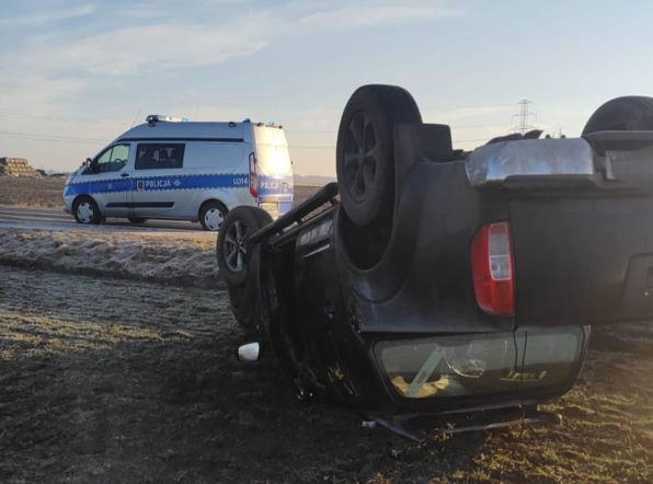 Nissan dachował na oszronionym polu. Poranny wypadek koło Leszna