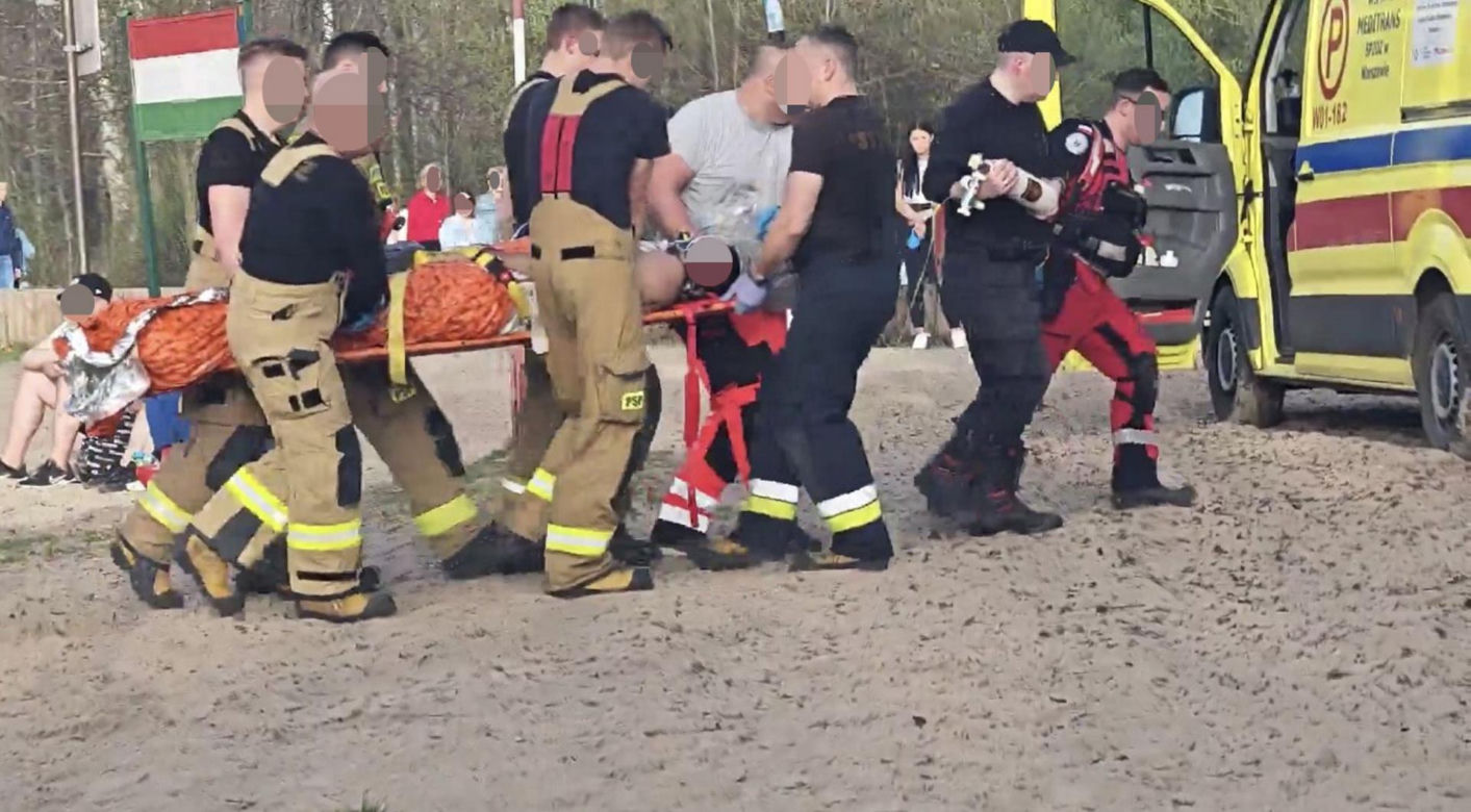 Dramatyczna akcja ratunkowa pod Wołominem. Wskoczył do lodowatej wody i nie wypłynął. Nie żyje młody chłopak