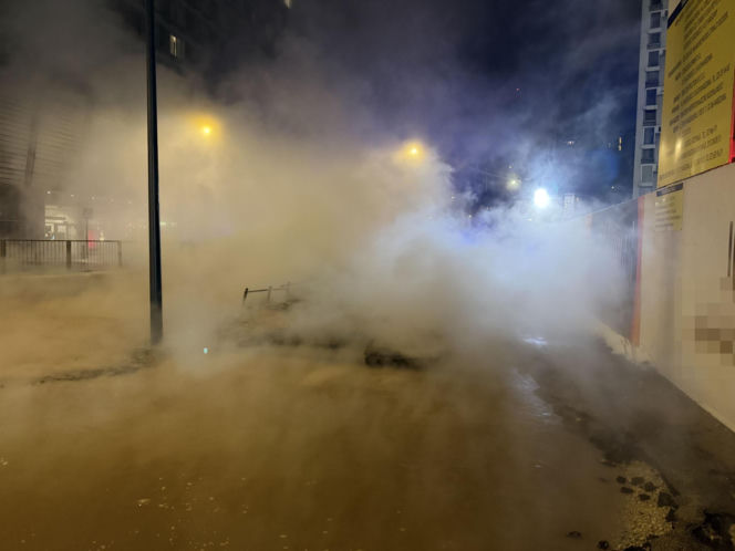 Gorąca chmura spowiła centrum Warszawy. Wielka dziura na środku ulicy. Co się stało?!