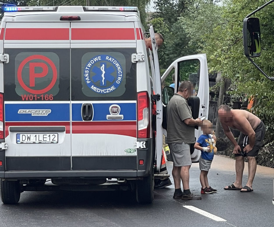Dziadek z wnuczkiem uwięzieni w obalonej ciężarówce. 4 latek w ciężkim stanie 