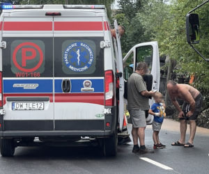 Dziadek z wnuczkiem uwięzieni w obalonej ciężarówce. 4 latek w ciężkim stanie 