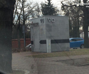 Zamykał się w toaletach i robił TO! Wkroczyła policja. Z wrażenia upuścił...