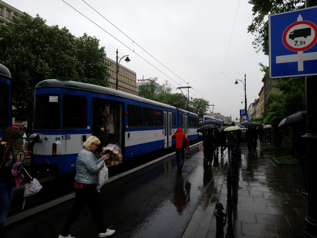 Kraków całkowicie sparaliżowany przez ulewy 23.05.2019: zalane drogi, brak prądu, nie kursują tramwaje