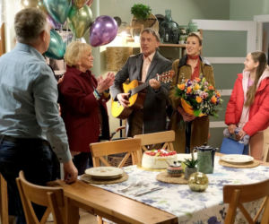 M jak miłość odc. 1921. Artur Rogowski (Robert Moskwa), Hania (Wiktoria Basik), Natalka (Dominika Suchecka), Kisielowa (Małgorzata Rożniatowska), Robert Żak (Krzysztof Tyniec)