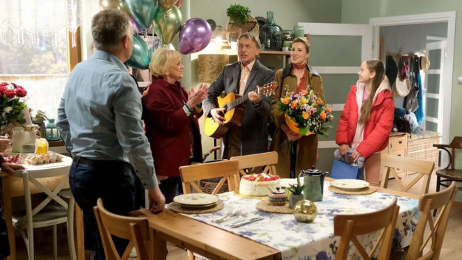 M jak miłość odc. 1921. Artur Rogowski (Robert Moskwa), Hania (Wiktoria Basik), Natalka (Dominika Suchecka), Kisielowa (Małgorzata Rożniatowska), Robert Żak (Krzysztof Tyniec)