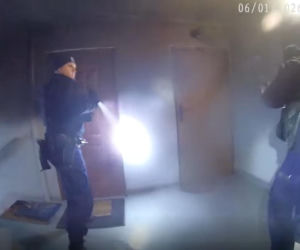 Policjanci wynieśli niepełnosprawnego mężczyznę z pożaru