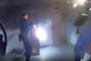 Policjanci wynieśli niepełnosprawnego mężczyznę z pożaru