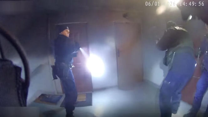 Policjanci wynieśli niepełnosprawnego mężczyznę z pożaru