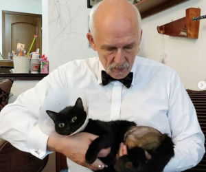 Janusz Korwin-Mikke z kotem