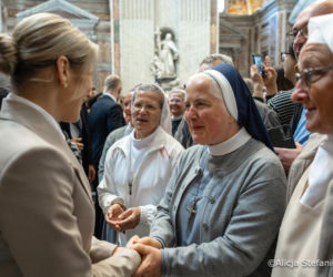 Prezydent Nawrocki z Małżonką przy grobie św. Jana Pawła II