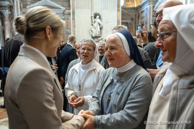 Prezydent Nawrocki z Małżonką przy grobie św. Jana Pawła II