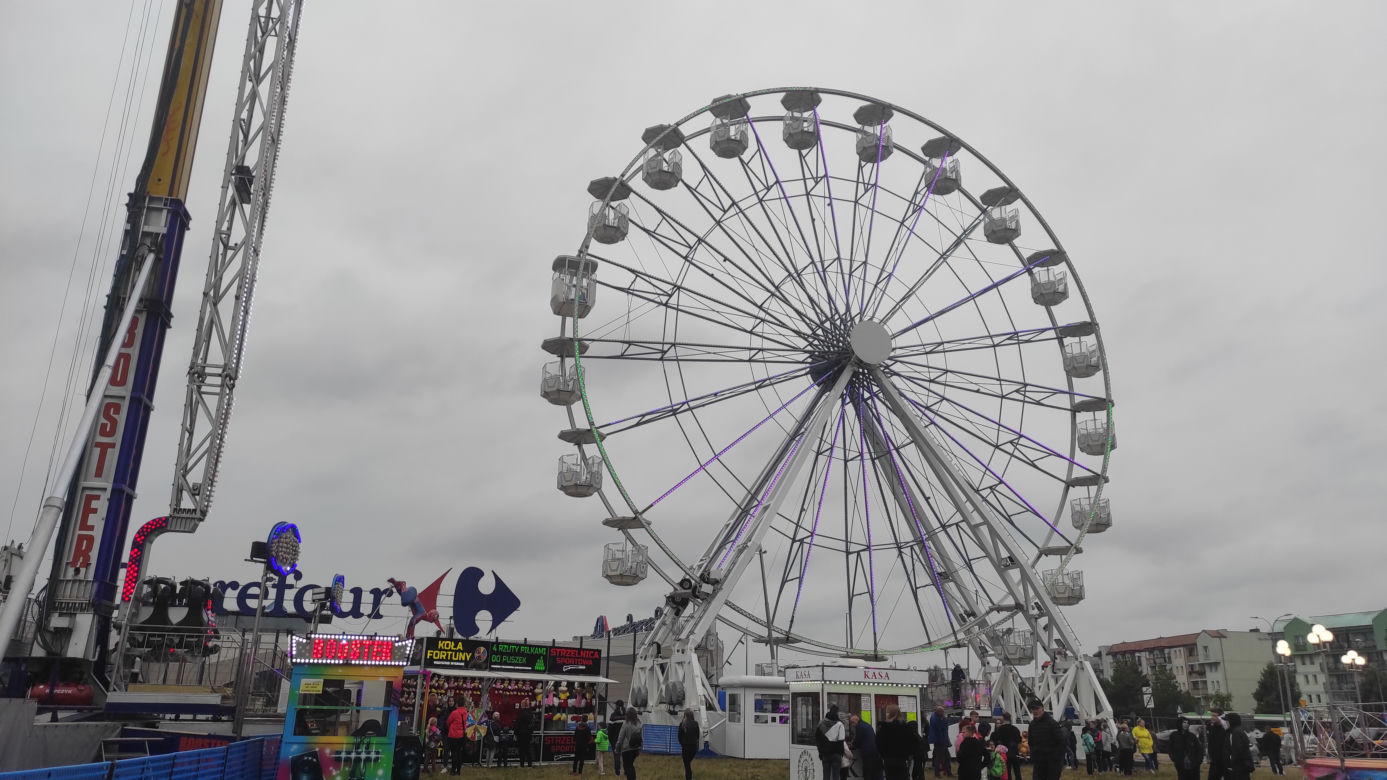 Białystok. Na osiedlu Zielone Wzgórza rozstawił się lunapark