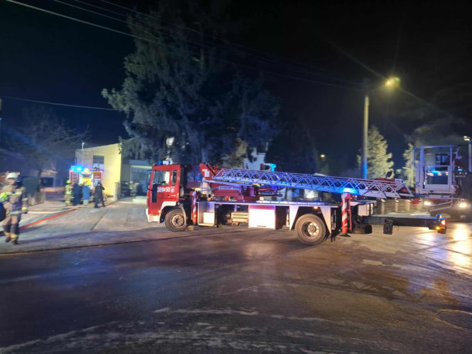 Duże straty po pożarze w Brennie niedaleko Leszna. Spłonął magazyn z częściami