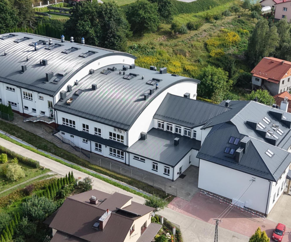 Jest ładniej,  taniej i ekologicznie.  Szkoły w gminie Chełmiec zmieniają swój wygląd
