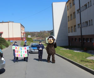 Na Podkarpaciu w Wielkanoc z policjatami wędrował miś. Miał wielką misję [WIDEO]