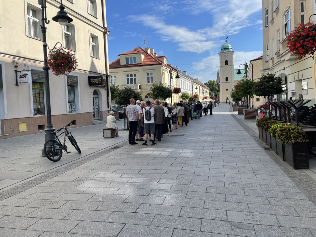 Za czym kolejka ta stoi w Rzeszowie? Tłum chętnych na ważnym banknotem! 