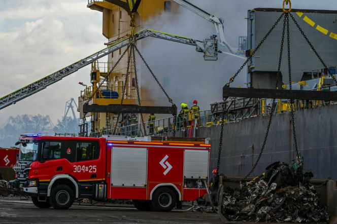 Potężny pożar statku w porcie w Gdańsku! Ogień zajął ładownię, na miejscu około 100 strażaków