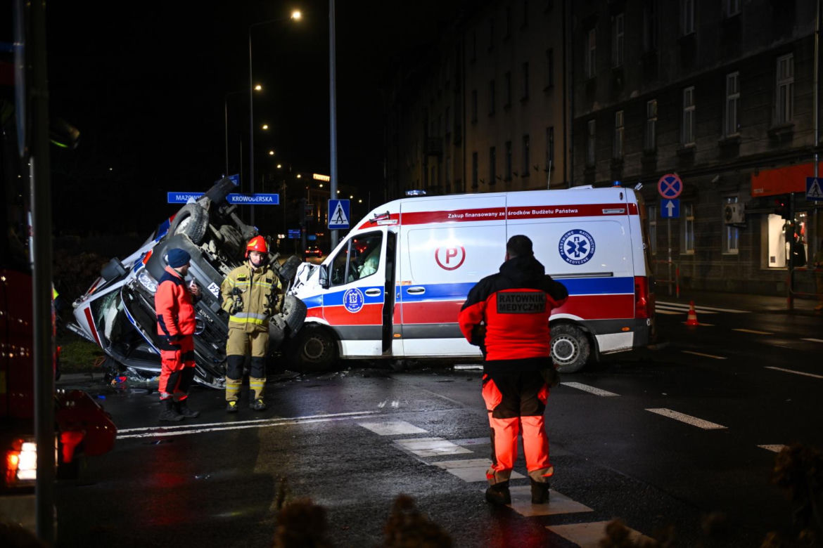 Poważny wypadek dwóch karetek w centrum Krakowa. Jeden kierowca w szpitalu [ZDJĘCIA]