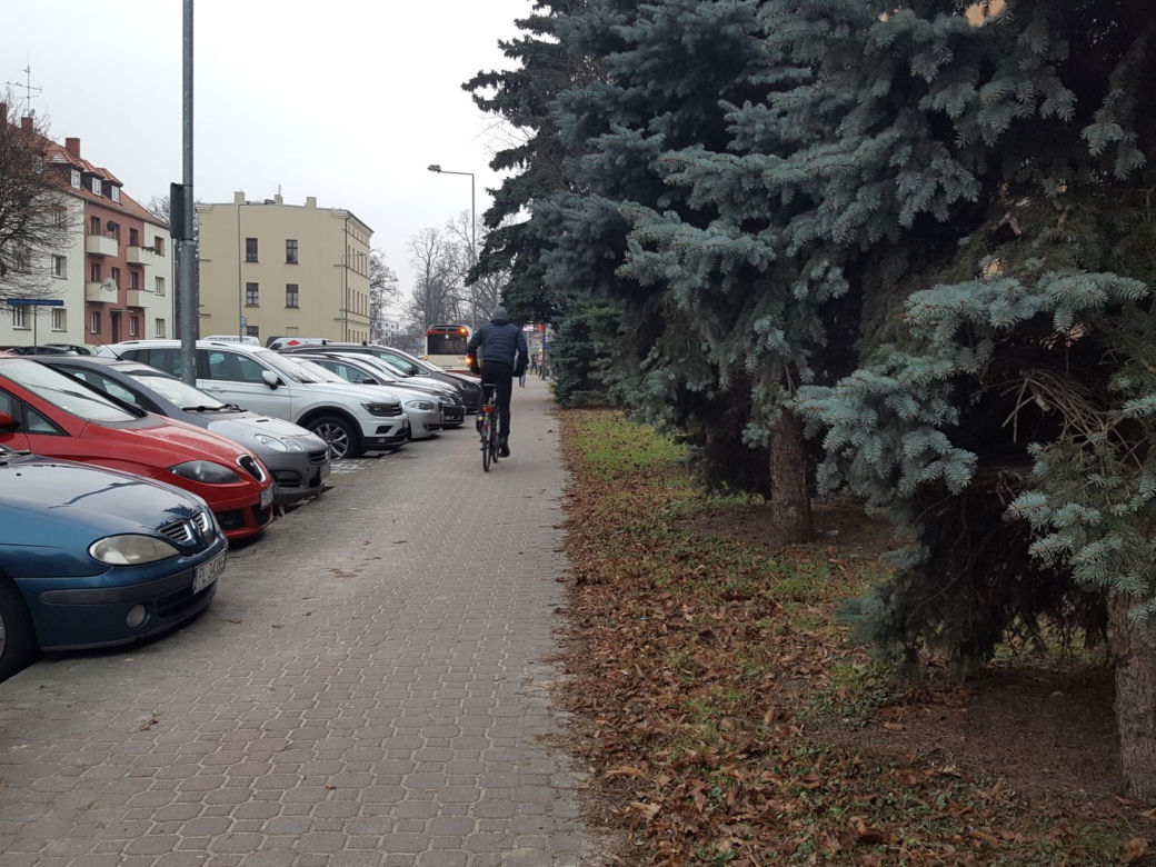 Budują ściężkę rowerową przy ul. Dąbrowskiego w Lesznie