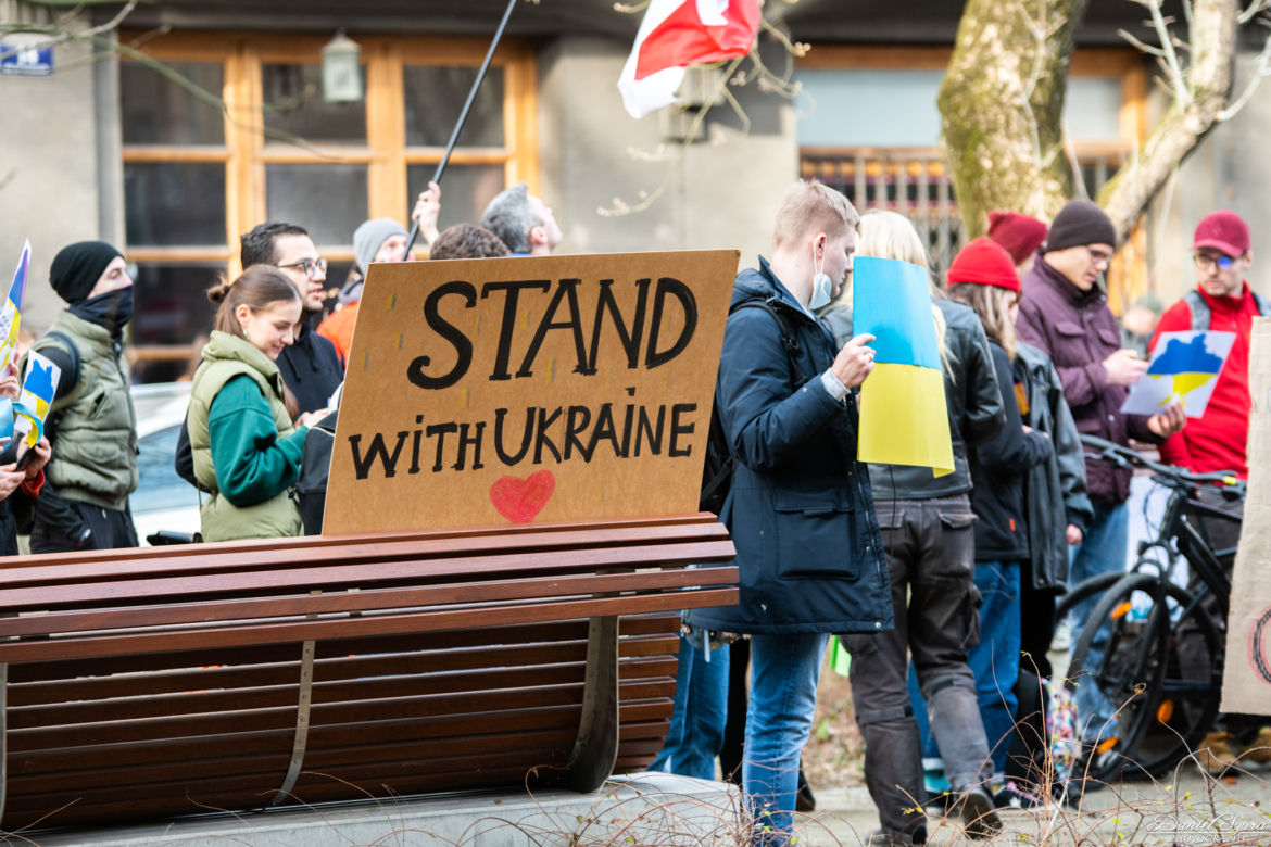  Kraków solidarny z Ukrainą. Setki osób przyszło na manifestację [ZDJĘCIA]