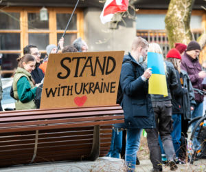  Kraków solidarny z Ukrainą. Setki osób przyszło na manifestację [ZDJĘCIA]