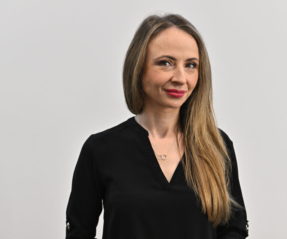 Minister Agnieszka Dziemianowicz-Bąk w czarnej bluzce na jasnym tle. O jej słowach o 800 plus przeczytasz na SE Polityka.