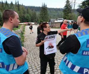 Protesty przeciwko konnemu transportowi nad Morskim Okiem