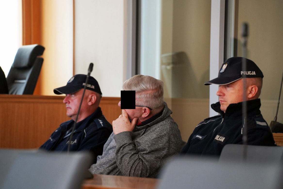 Ksiądz Mirosław porąbał siekierą i podpalił starego znajomego?! W sądzie szok: "mam dziecko"