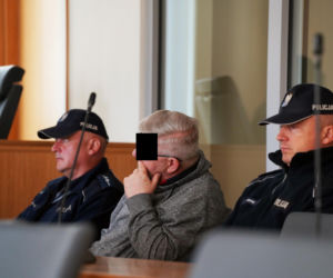 Ksiądz Mirosław porąbał siekierą i podpalił starego znajomego?! W sądzie szok: mam dziecko