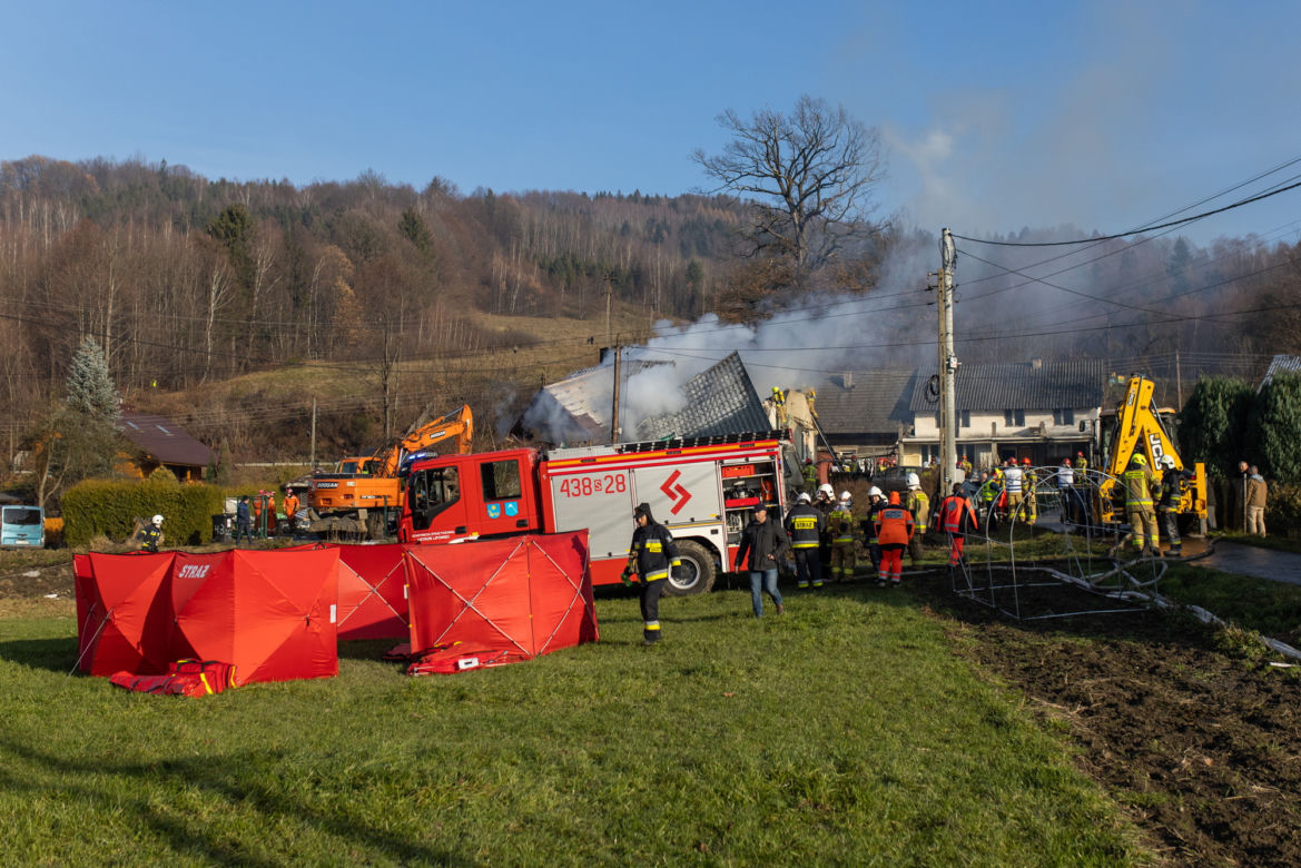 Makabra w Ustroniu. Dom jednorodzinny runął jak domek z kart. Uruchomiono zbiórkę pieniędzy dla rodziny